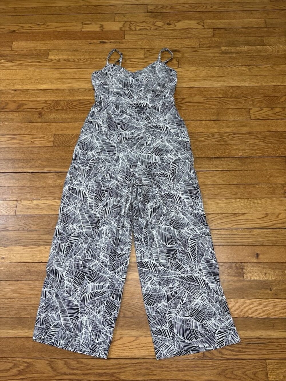 Old Navy Sleeveless Jumpsuit Women's Size Medium Black White Leaf Pattern